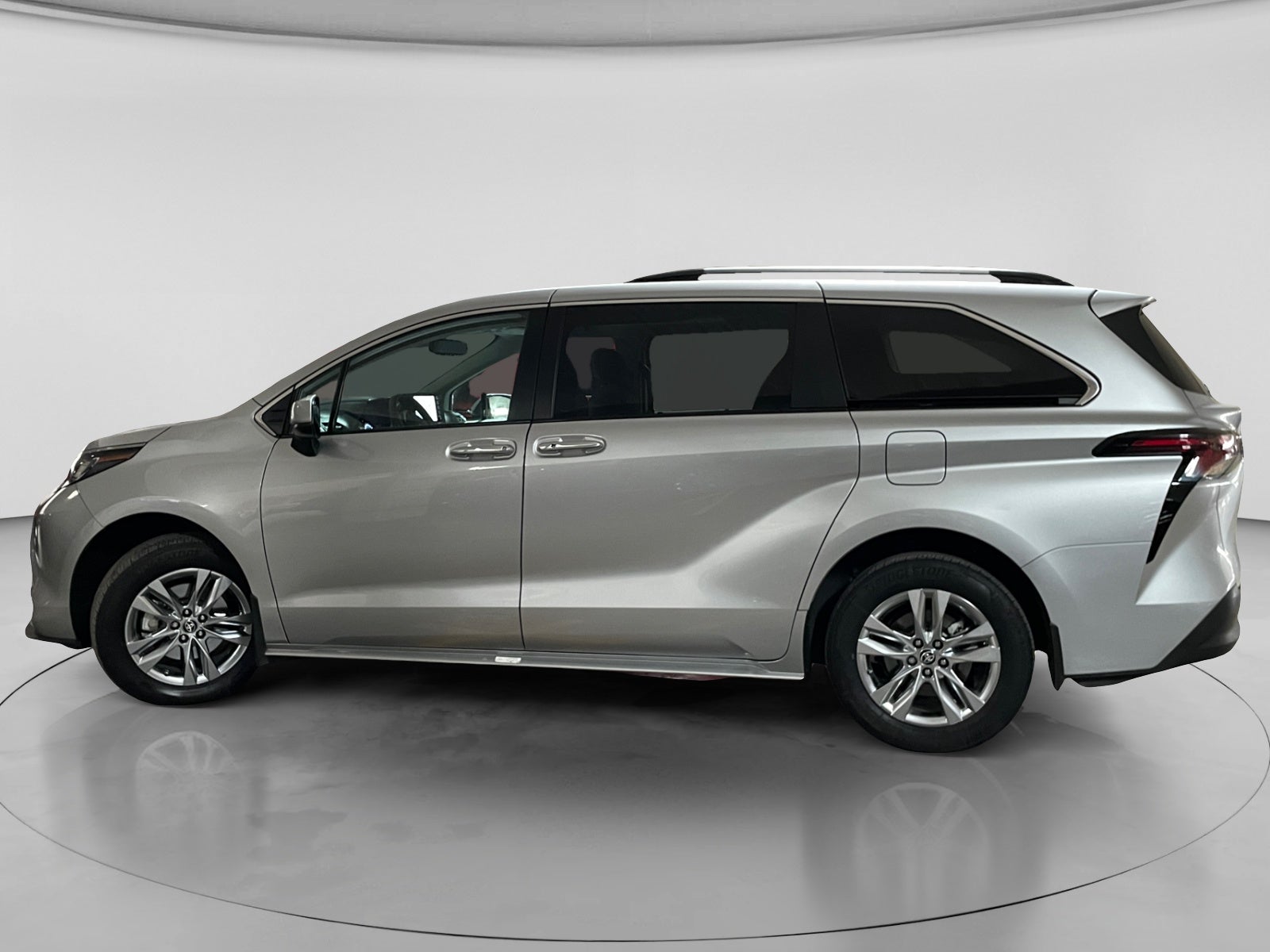 2023 Toyota SIENNA XLE PIEL