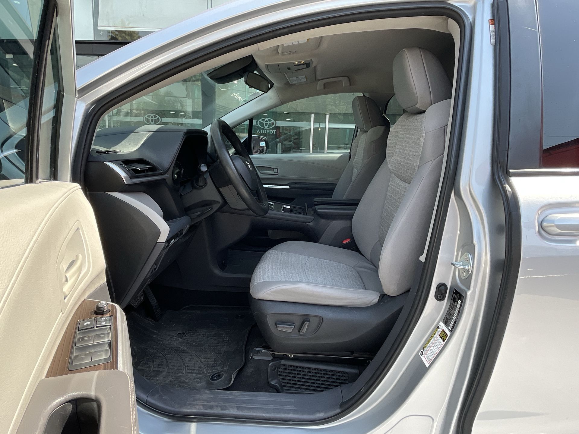 2022 Toyota SIENNA LE