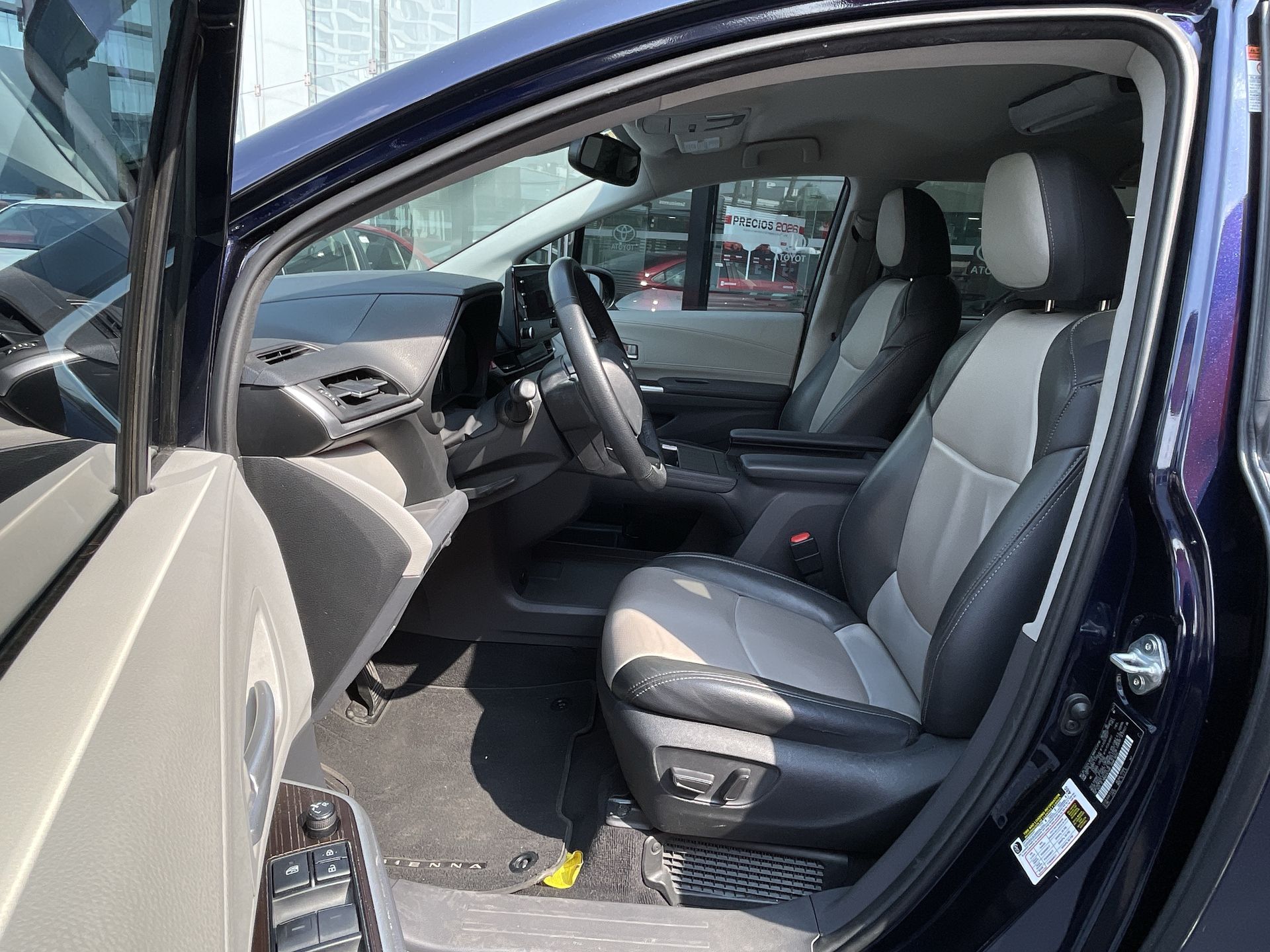 2022 Toyota SIENNA XLE