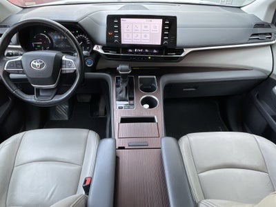 2022 Toyota SIENNA XLE