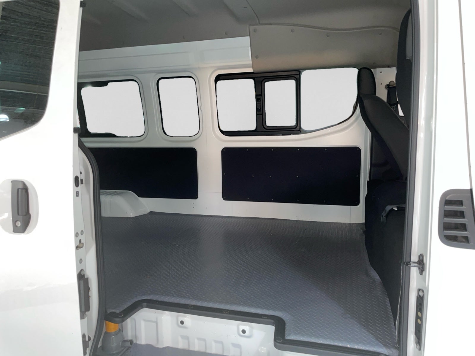2025 Nissan URVAN PANEL VENTANAS AMPLIA 25
