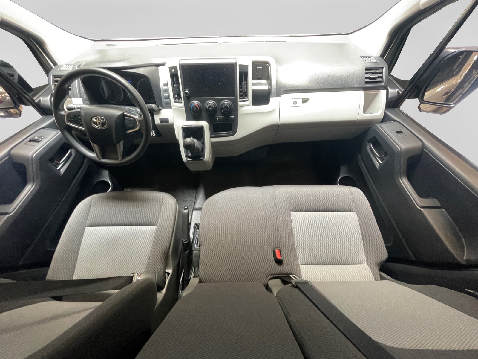 2025 Toyota HIACE VENTANAS SUPERLARGA