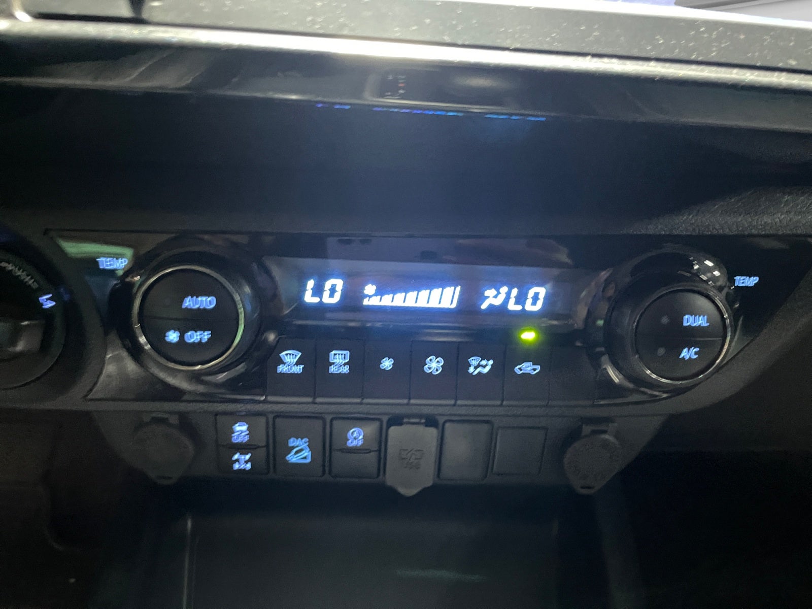 2025 Toyota HILUX D-CAB DSL AT MHEV