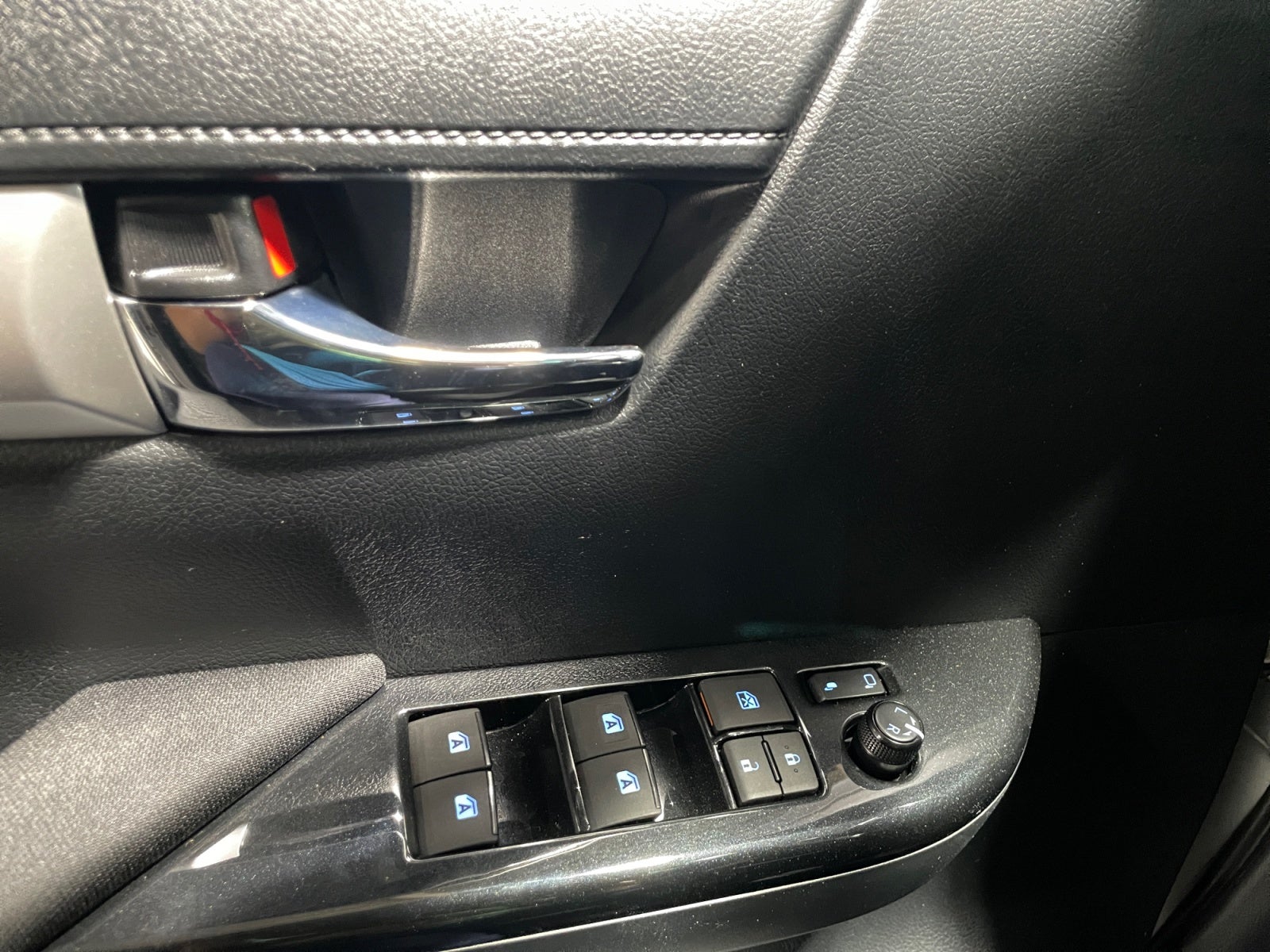 2025 Toyota HILUX D-CAB DSL AT MHEV