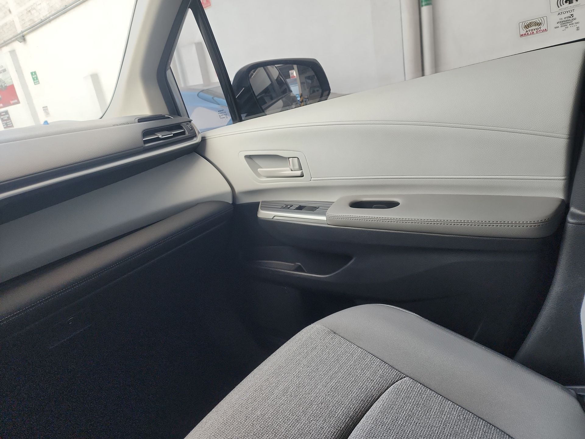 2025 Toyota SIENNA LE HEV