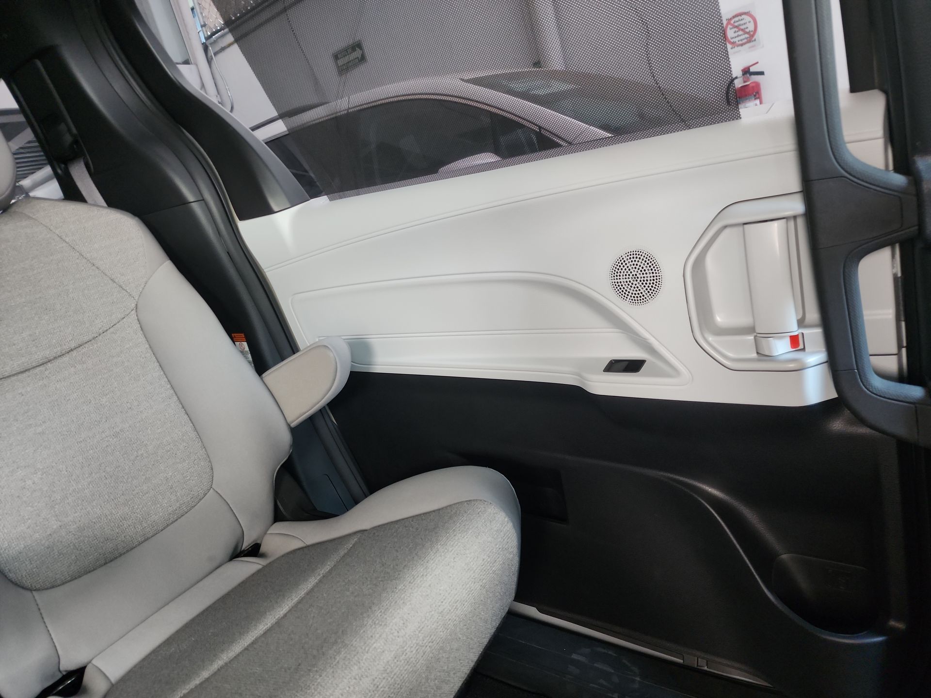 2025 Toyota SIENNA LE HEV