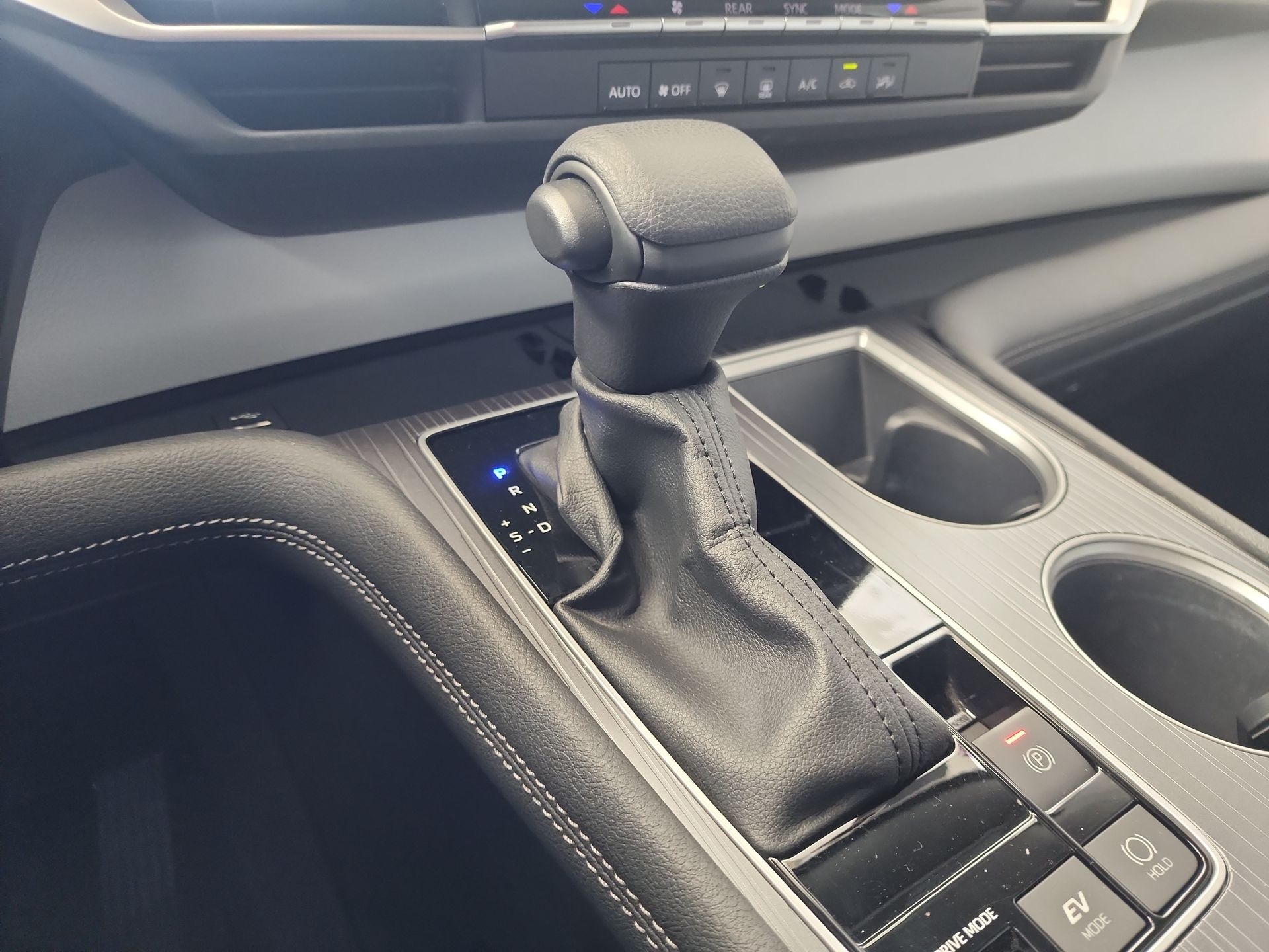 2025 Toyota SIENNA LE HEV