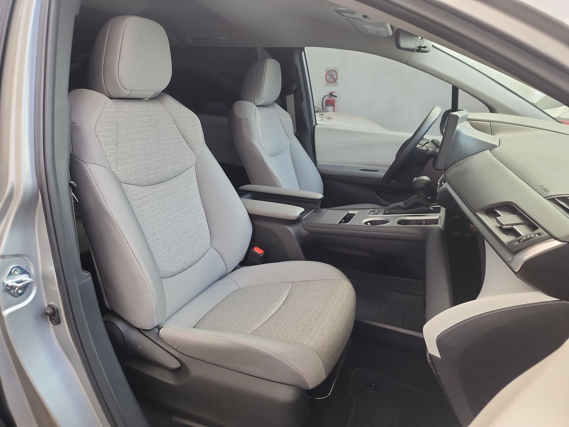 2025 Toyota SIENNA LE HEV