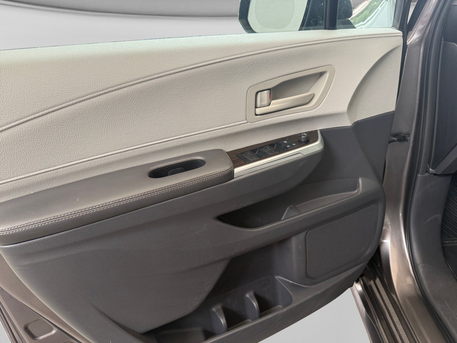2022 Toyota SIENNA LE