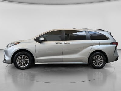 2022 Toyota SIENNA XLE