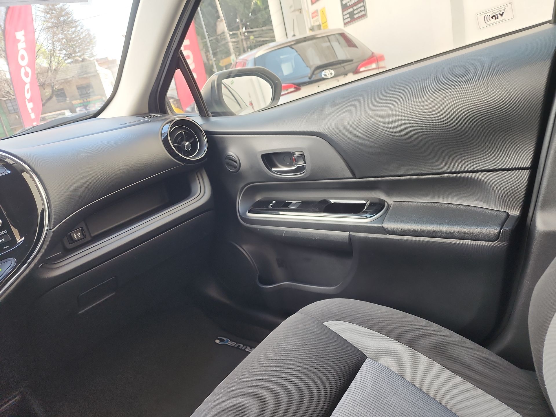 2021 Toyota PRIUS BASE